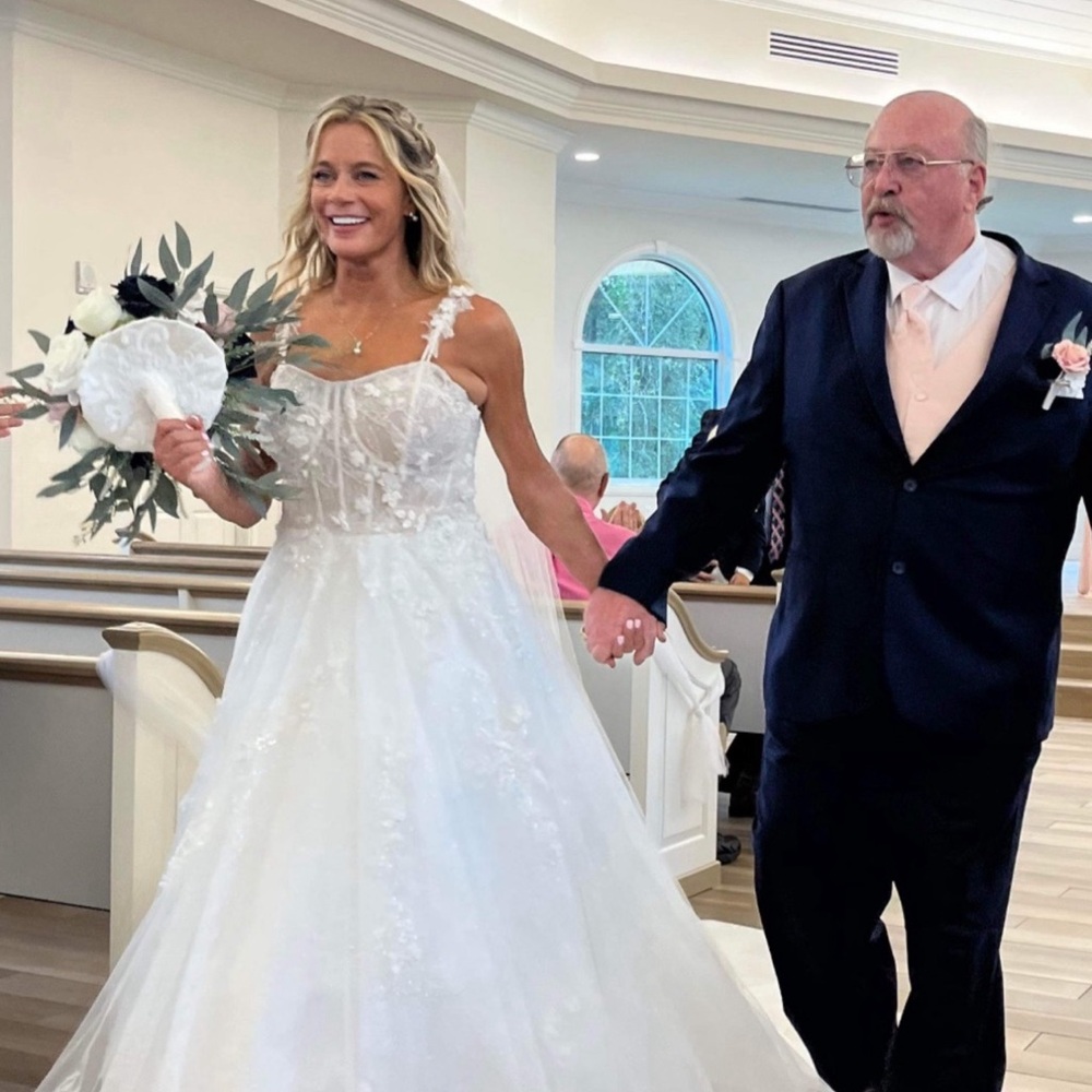 Size 6 wedding gown and veil I wore it for 25 minutes 2400 dress